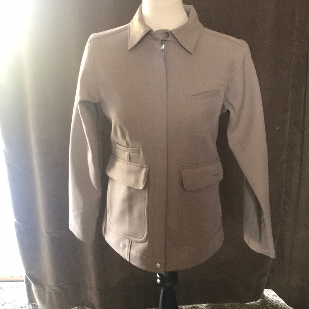 Patagonia Jacket with collar, snaps, cargo pockets